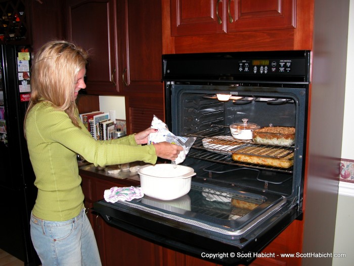 Kelli starts off Turkey day where any good woman should.....in the kitchen.