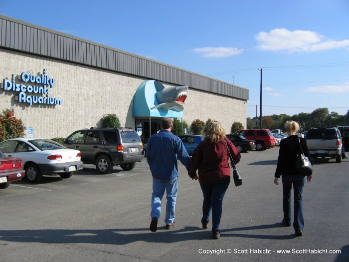 We all headed over to the fish store, That Pet Place.