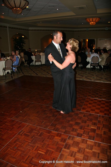 Back on the floor, Dave and Courtney share a dance.