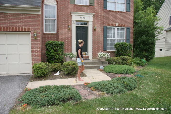 Kelli, being the good wife she is, weeded the garden.