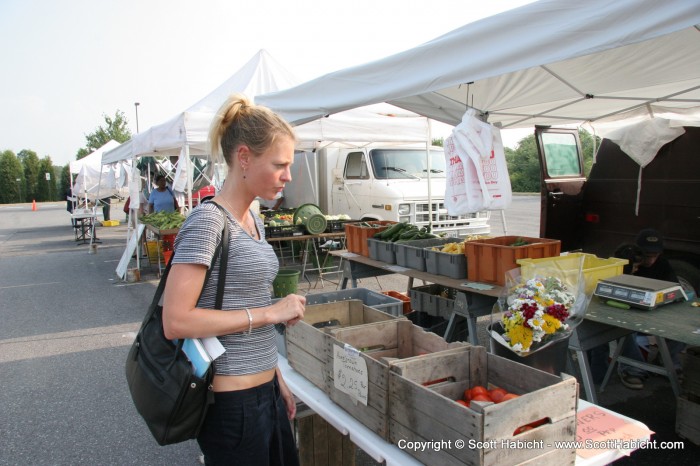 Kelli and I visited the Columbia Farmers market.....it sucked.