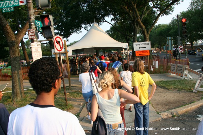 The security to get onto The Mall wasn't that bad.... Arriving at the entry to the "secure" area, and only had to wait a few minutes to get into the Smoke-In.