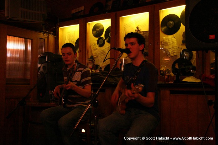 Later that night at the hotel bar we listened to some locals play American music.....