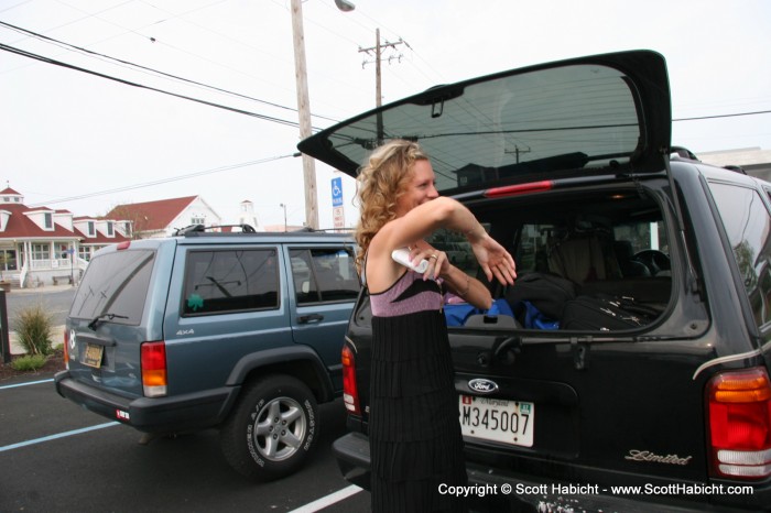 Arriving at the beach for the weekend, Kelli gets ready for Hutch and Jen's wedding rehearsal dinner.