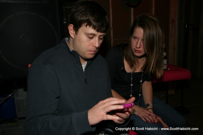 Mark shows Lindsay what apps to run on her iPhone.