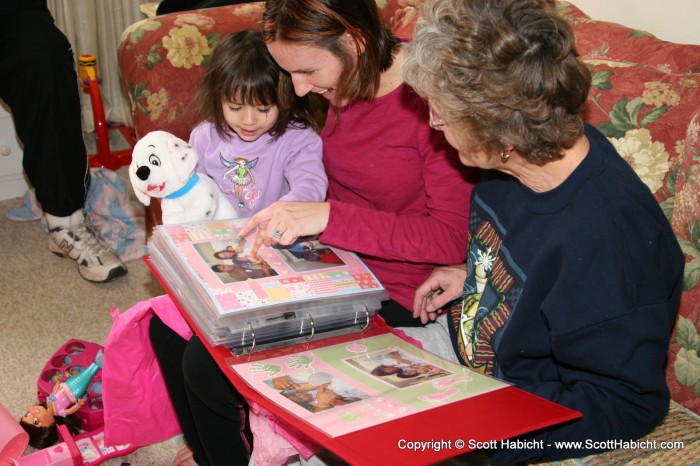 Then its off to Kristi's where Kelli gave her the scrapbook she made for Sophia.