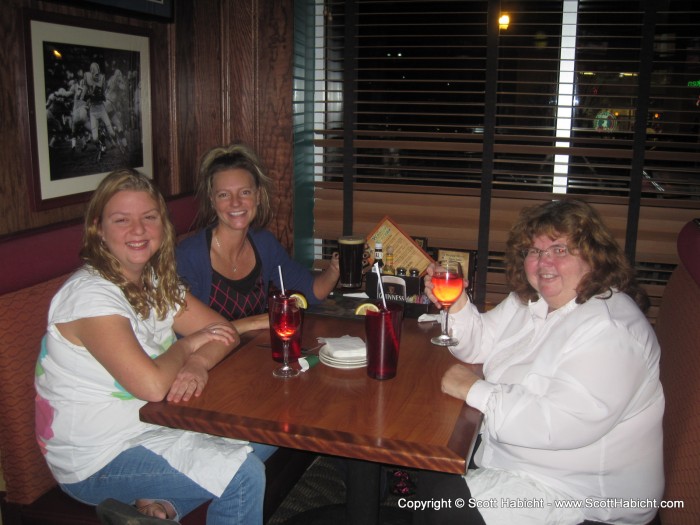 Kelli, Erin and my mom hit Looneys one night before going to The Pearl for their xmas soiree.