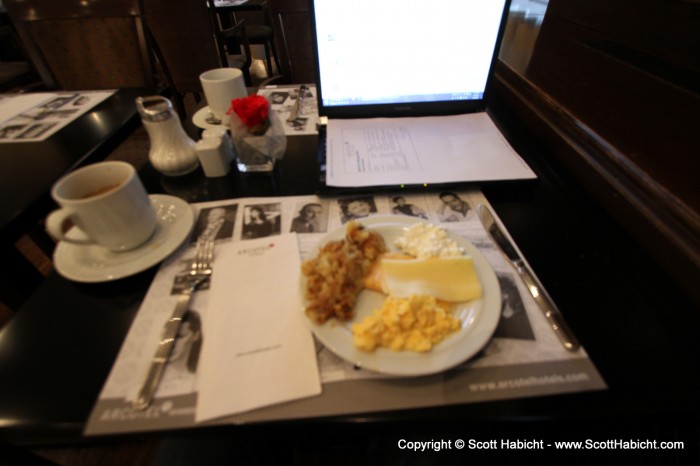 I arrived at the hotel early, so I had breakfast while waiting for my room.