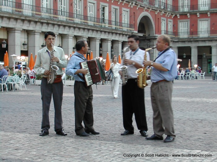 The entertainment in Plaza Major.