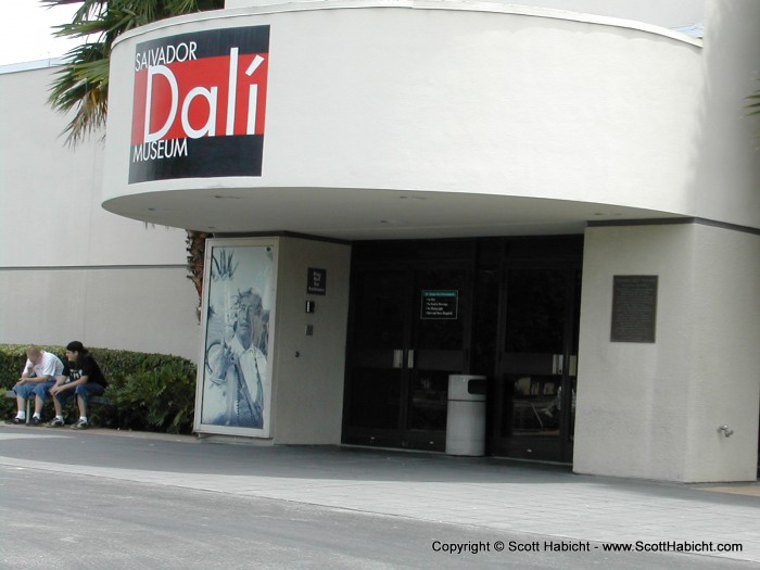 After drinking wine, we went to the Dali museum.