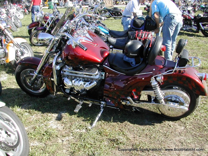 OK, this bike is B-I-G BIG!! That's a V8 under the gas tank.