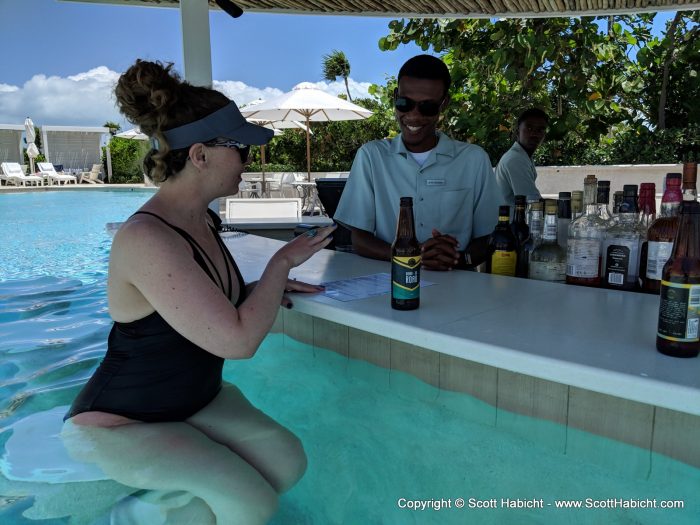 Swim up pool bar? Yes, I'll have a beer!!